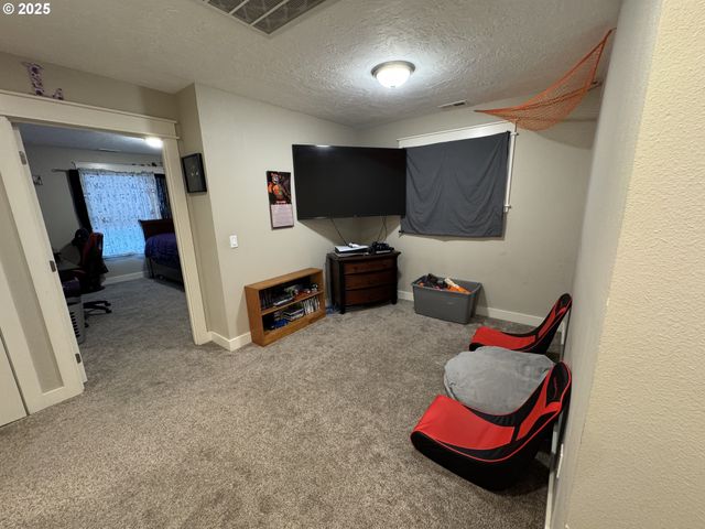 2317 LAURA Ln, North Bend, OR 97459