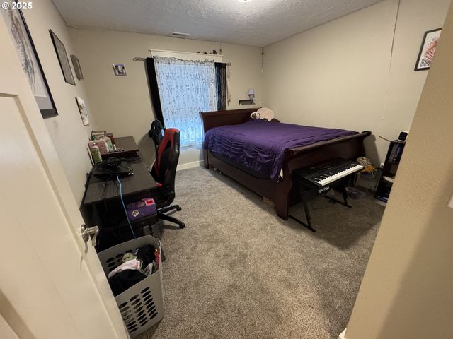 2317 LAURA Ln, North Bend, OR 97459