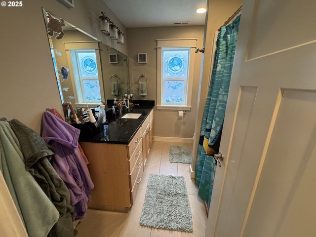 2317 LAURA Ln, North Bend, OR 97459