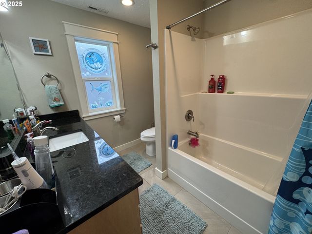 2317 LAURA Ln, North Bend, OR 97459