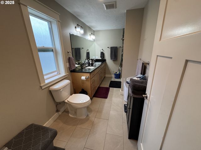 2317 LAURA Ln, North Bend, OR 97459