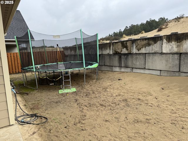 2317 LAURA Ln, North Bend, OR 97459