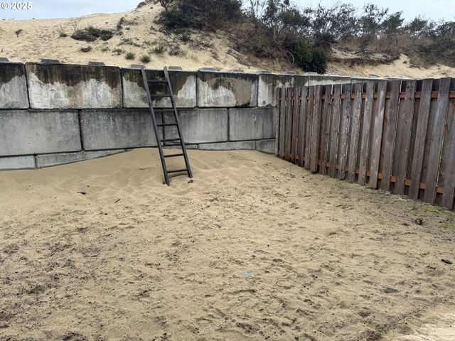 2317 LAURA Ln, North Bend, OR 97459