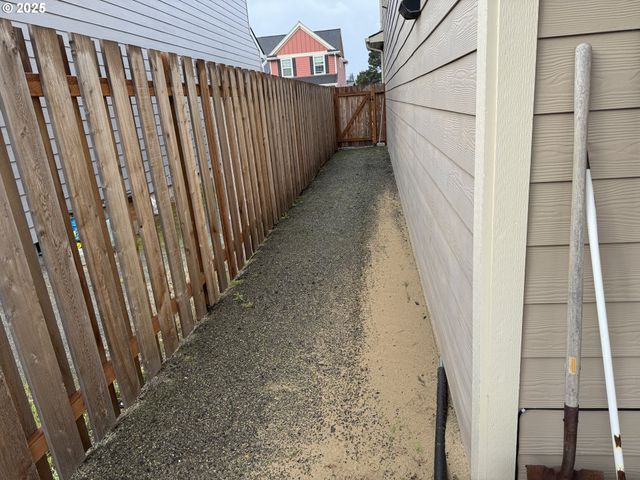 2317 LAURA Ln, North Bend, OR 97459