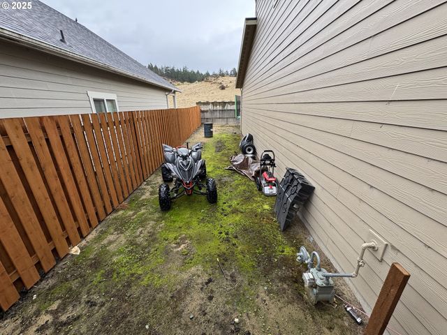 2317 LAURA Ln, North Bend, OR 97459