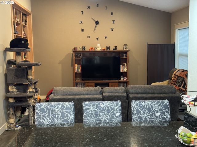 2317 LAURA Ln, North Bend, OR 97459