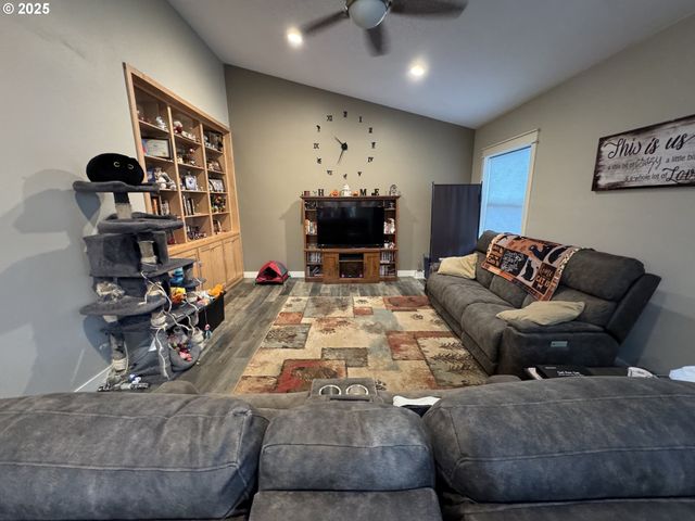 2317 LAURA Ln, North Bend, OR 97459