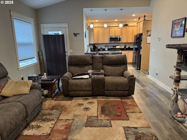 2317 LAURA Ln, North Bend, OR 97459