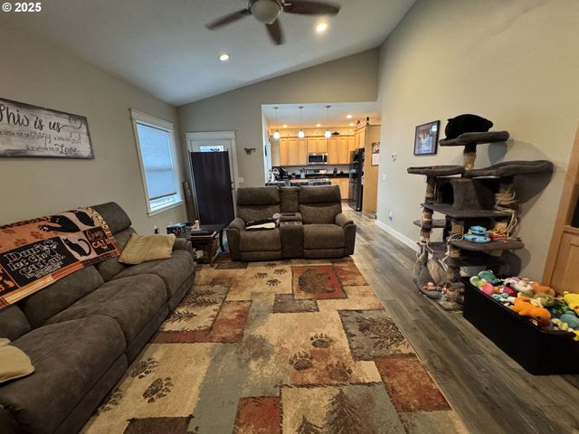 2317 LAURA Ln, North Bend, OR 97459