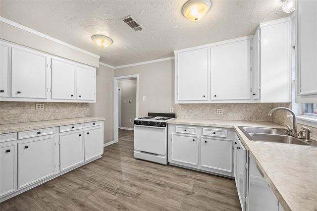 223 Wildwood Street, Baytown, TX 77520