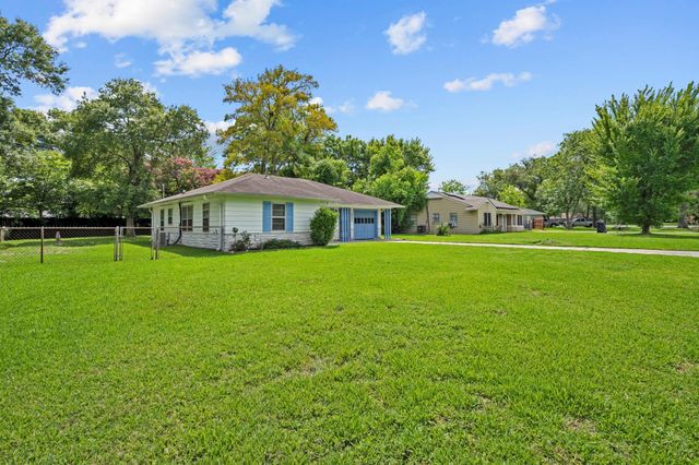 223 Wildwood Street, Baytown, TX 77520