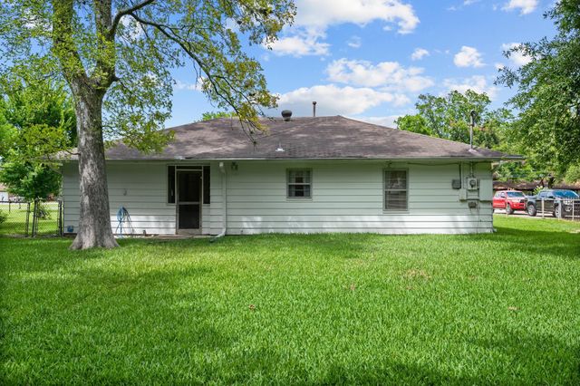 223 Wildwood Street, Baytown, TX 77520