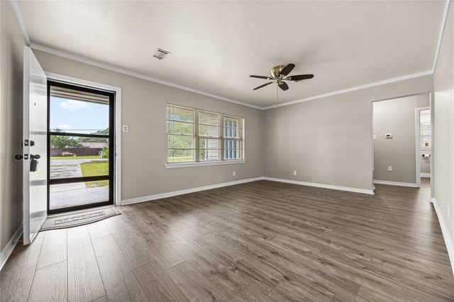 223 Wildwood Street, Baytown, TX 77520