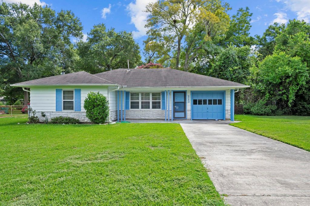 223 Wildwood Street, Baytown, TX 77520
