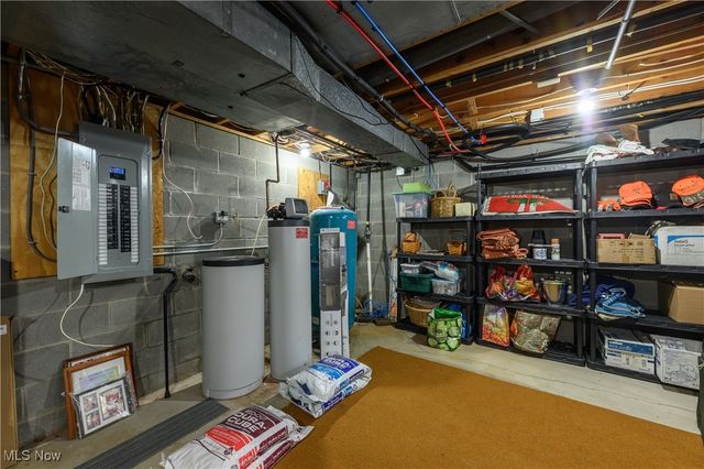 570 E Turkeyfoot Lake Road, Akron, OH 44319