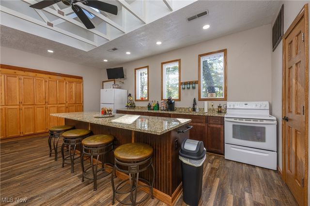 570 E Turkeyfoot Lake Road, Akron, OH 44319