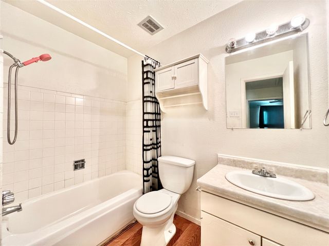 19 W Mountain Creek Drive, Grand Prairie, TX 75052