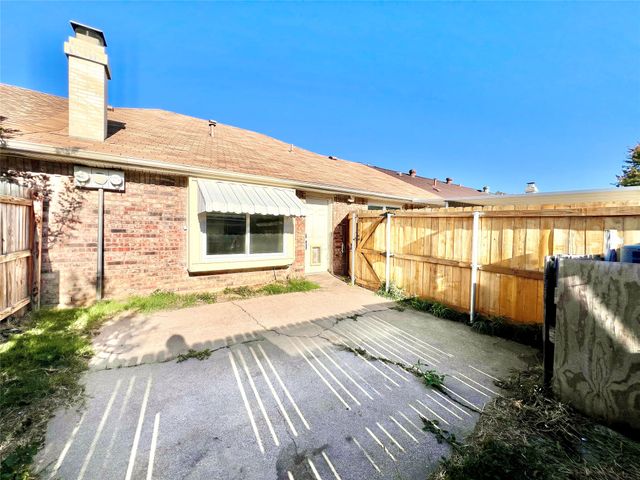 19 W Mountain Creek Drive, Grand Prairie, TX 75052