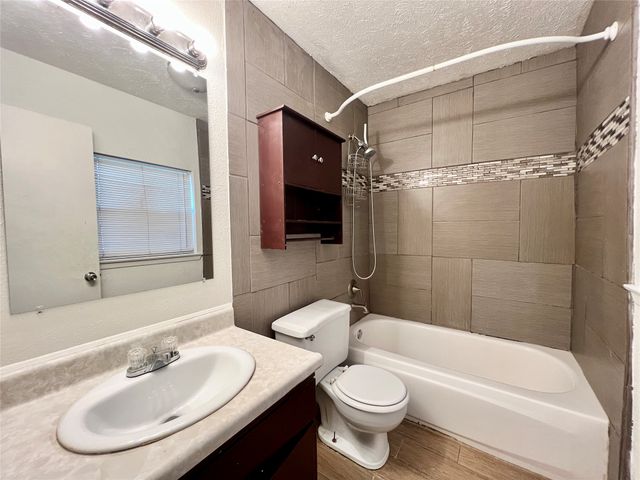 19 W Mountain Creek Drive, Grand Prairie, TX 75052