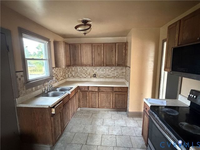 2401 Raleigh St, Hopewell, VA 23860