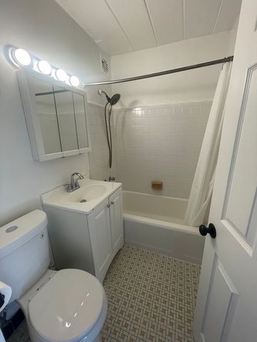 2245 W Farwell Avenue 3B, Chicago, IL 60645