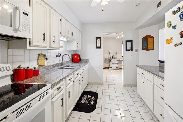 475 SHENSTONE Road 304, Riverside, IL 60546