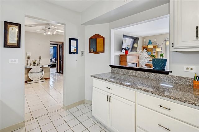 475 SHENSTONE Road 304, Riverside, IL 60546