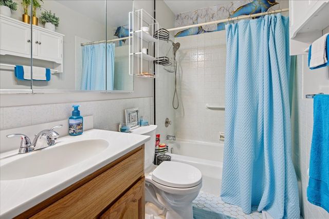 475 SHENSTONE Road 304, Riverside, IL 60546