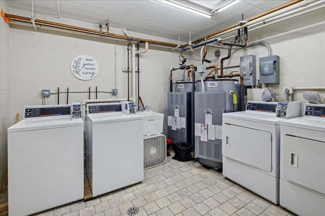 475 SHENSTONE Road 304, Riverside, IL 60546