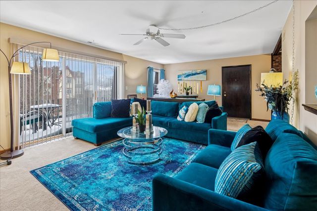 475 SHENSTONE Road 304, Riverside, IL 60546