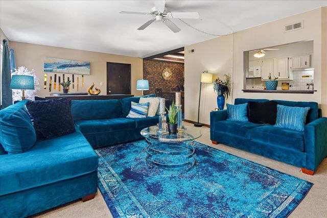 475 SHENSTONE Road 304, Riverside, IL 60546