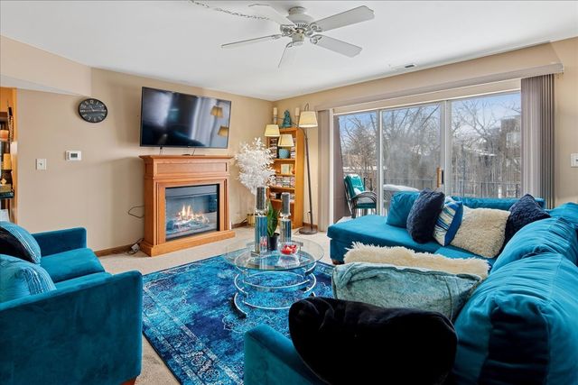 475 SHENSTONE Road 304, Riverside, IL 60546