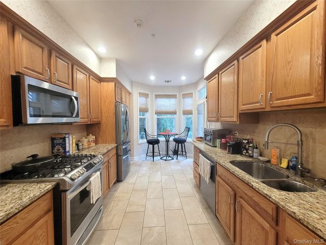 20 Sonata Court, Lake Grove, NY 11755