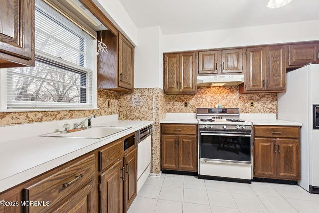 18 Rachele Court, Matawan, NJ 07747