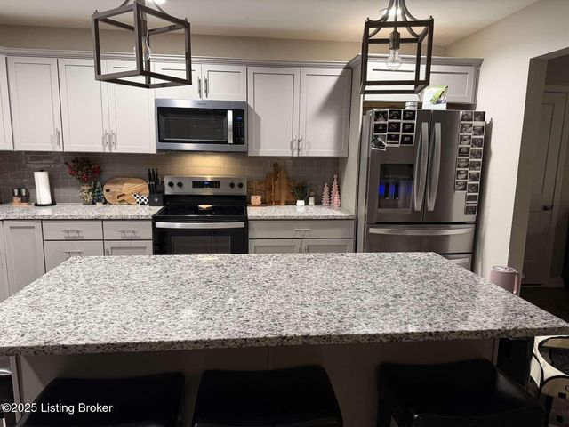 8804 Thompson Ln, Louisville, KY 40258