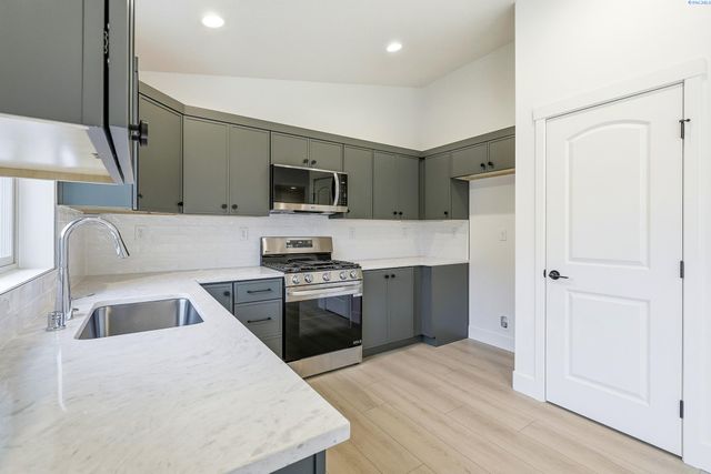 6448 W 29th Ct, Kennewick, WA 99338