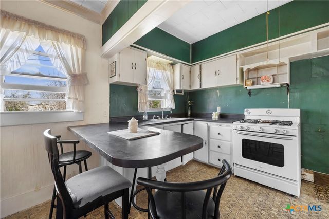 401 S Love Avenue, Florence, TX 76527