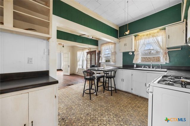 401 S Love Avenue, Florence, TX 76527