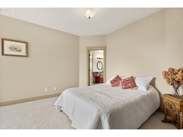 6147 QUAIL HOLLOW St Se, Salem, OR 97306