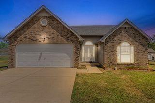 318 Clearlake Dr, La Vergne, TN 37086