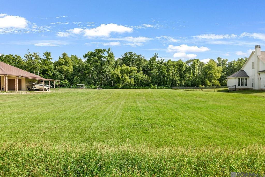 8958 Singleton Rd, Port Allen, LA 70767