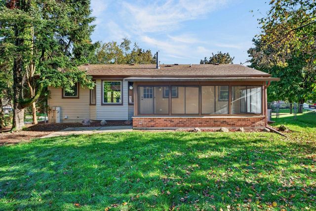 1616 Haymarket ROAD, Waukesha, WI 53189
