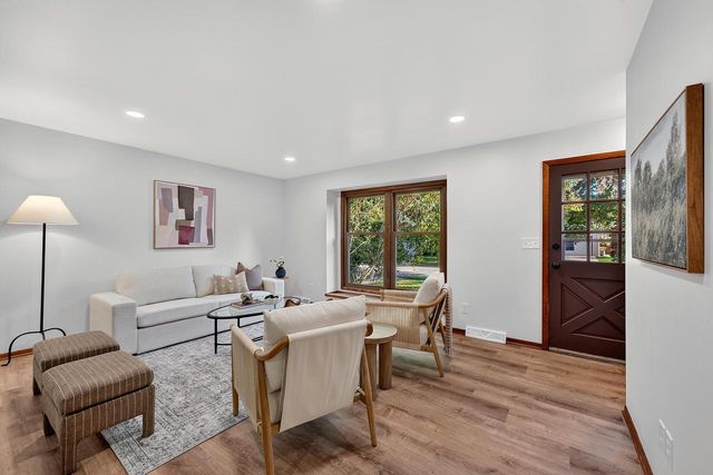 1616 Haymarket ROAD, Waukesha, WI 53189
