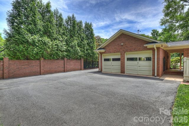 900 Greentree Drive, Charlotte, NC 28211