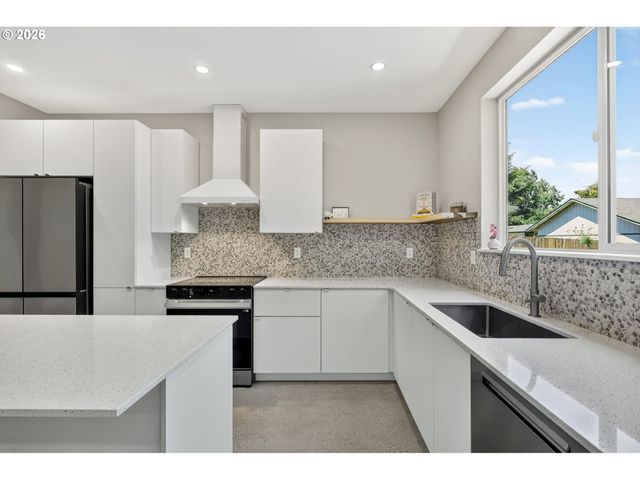 8213 N SWENSON St, Portland, OR 97203