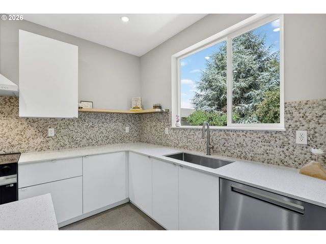 8213 N SWENSON St, Portland, OR 97203