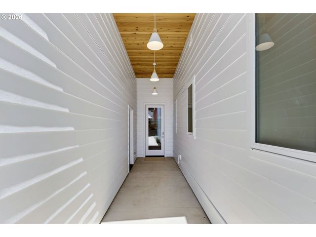 8213 N SWENSON St, Portland, OR 97203