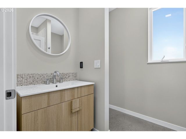 8213 N SWENSON St, Portland, OR 97203
