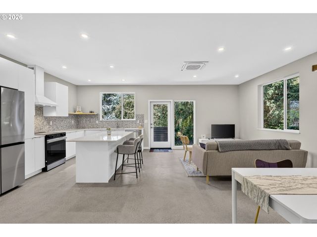 8213 N SWENSON St, Portland, OR 97203