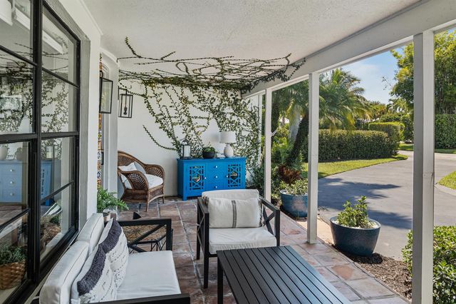 711 SW 27th Way, Boynton Beach, FL 33435